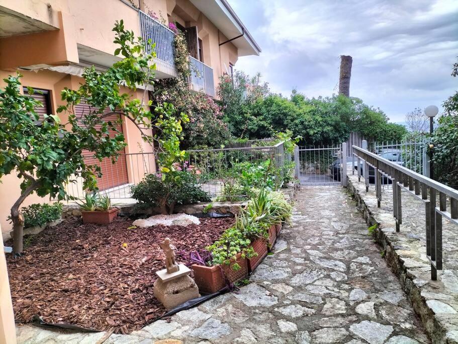 Casa Con Giardino: Варацце Экстерьер фото