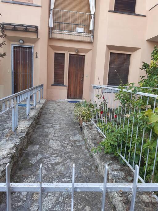 Casa Con Giardino: Варацце Экстерьер фото